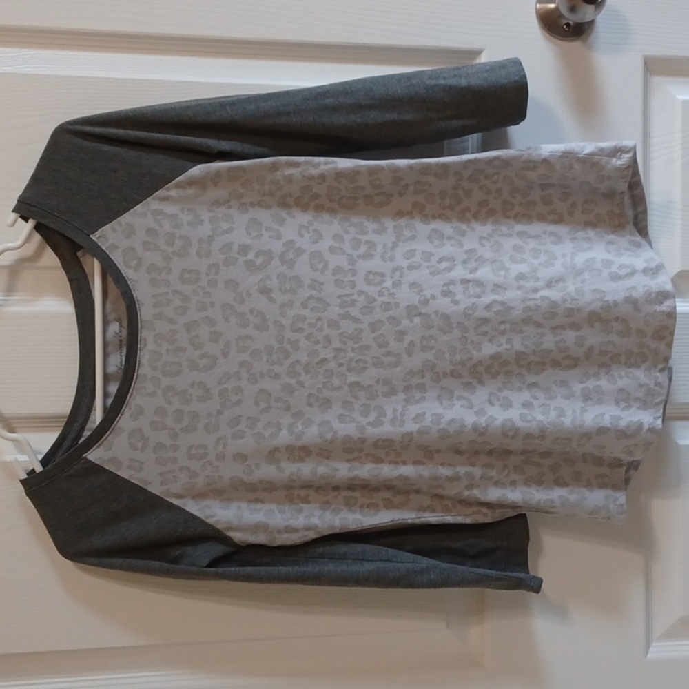 American Eagle medium gray and leppard print baseball tee